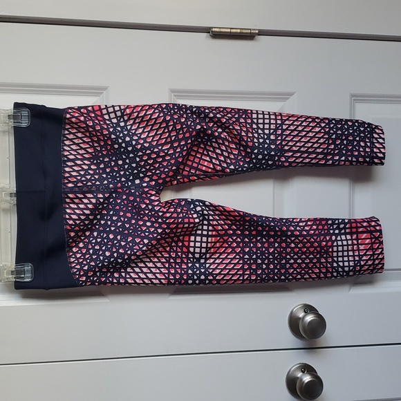 4 for $20 Under Armour Capri Workout leggings in Size Small - Picture 2 of 4